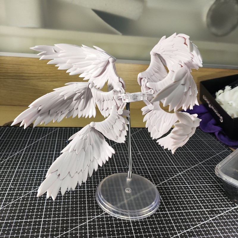 White And Black Six Feathered  - Action Figure Stand 评论和价格